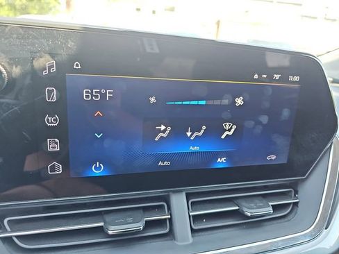Used 2025 Chevrolet Trax LT w/ LT Convenience Package FWD image 24