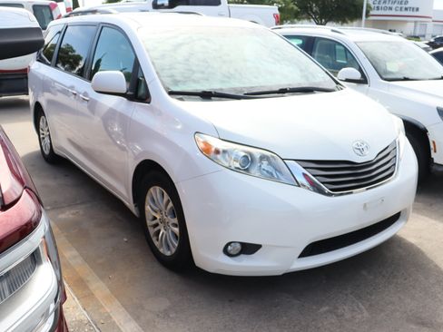 Used 2014 Toyota Sienna XLE w/ XLE Premium Package image 2