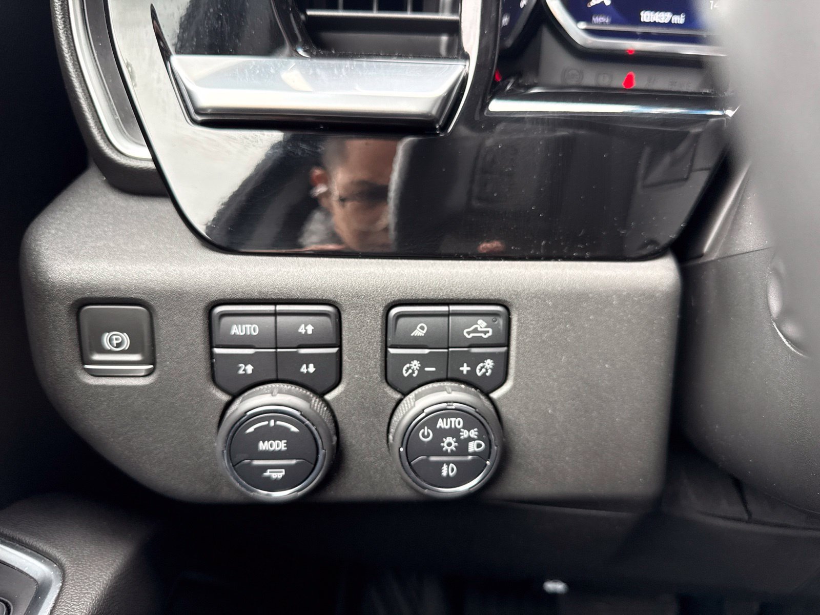 Used 2022 Chevrolet Silverado 1500 LTZ AWD/4WD image 34