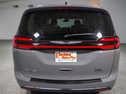 Used 2023 Chrysler Pacifica Touring-L FWD image 8