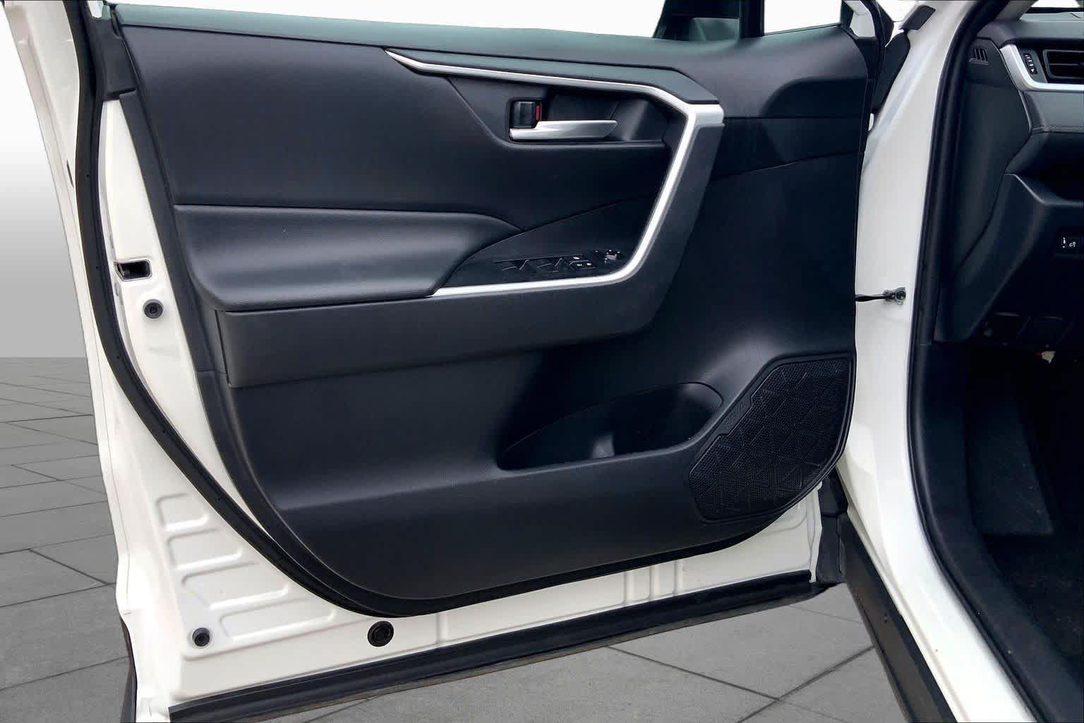 Used 2020 Toyota RAV4 XLE FWD image 21