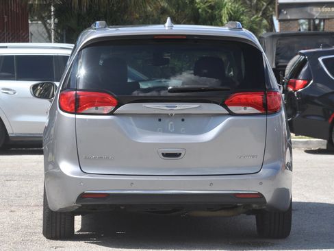 Used 2018 Chrysler Pacifica Limited FWD image 25