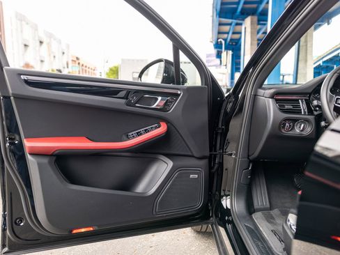 Certified 2025 Porsche Macan AWD/4WD image 38