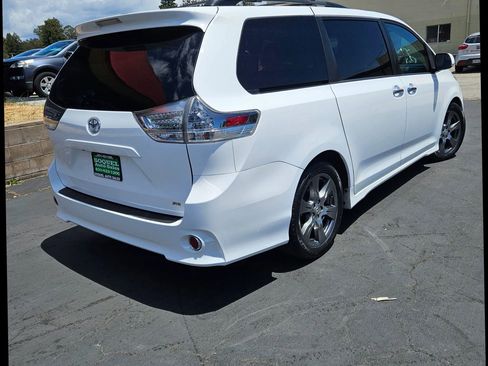 Used 2017 Toyota Sienna SE image 4