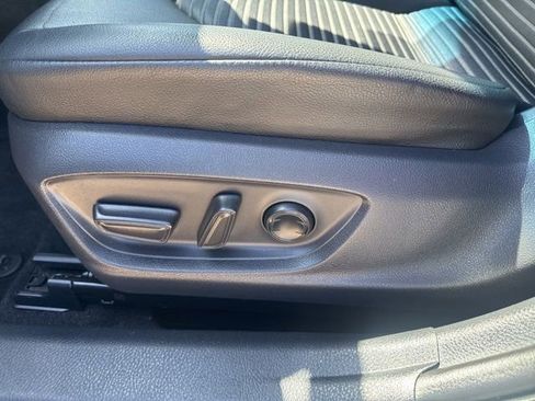 Used 2018 Toyota Camry SE FWD image 19