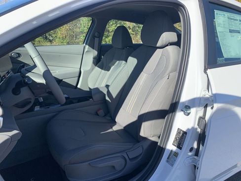 New 2025 Hyundai Elantra SEL image 13