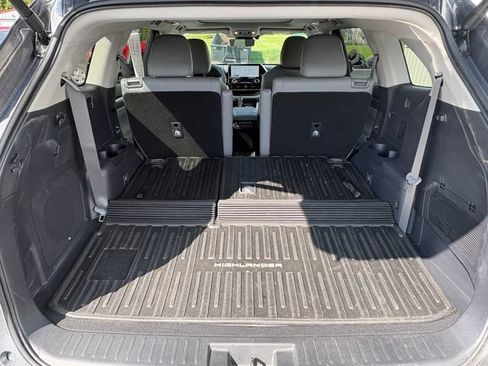 Used 2025 Toyota Highlander Platinum AWD/4WD image 19