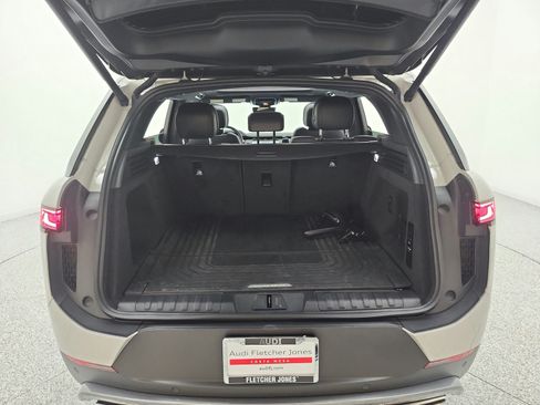 Used 2025 Land Rover Range Rover Sport SE AWD/4WD image 18