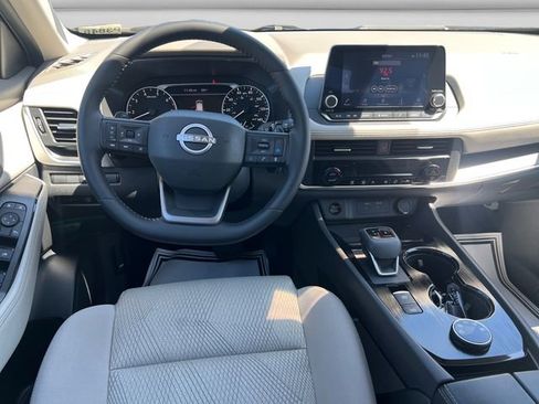 Used 2025 Nissan Rogue SV AWD/4WD image 12