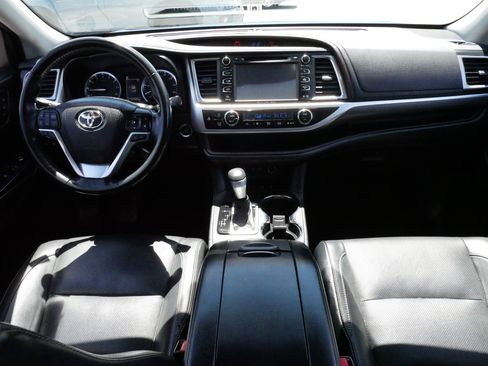 Used 2017 Toyota Highlander Limited Platinum AWD/4WD image 10