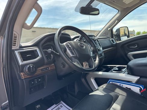 Used 2019 Nissan Titan SL w/ Off-Road Package AWD/4WD image 12