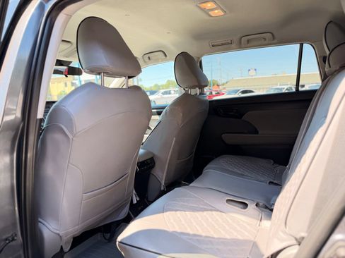 Used 2020 Toyota Highlander L FWD image 16