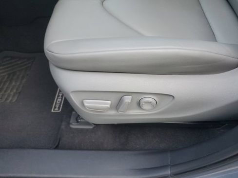 Used 2024 Toyota Highlander XLE FWD image 21