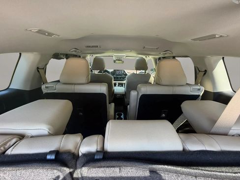 Used 2021 Toyota Highlander XLE FWD image 11