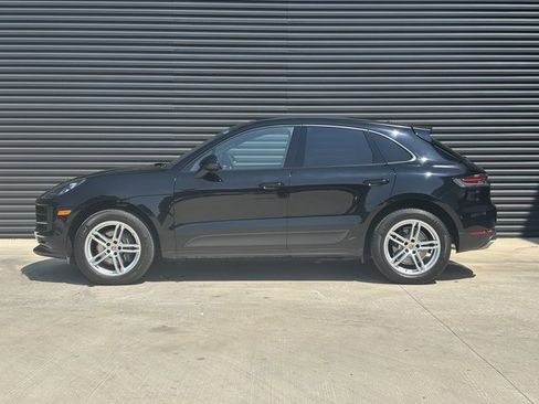 Certified 2021 Porsche Macan image 2