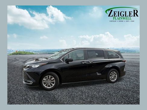 Used 2023 Toyota Sienna XLE image 1