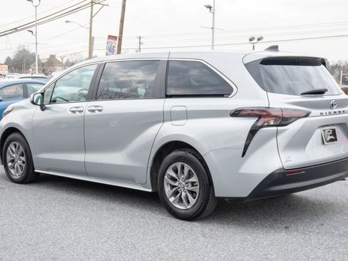 Used 2024 Toyota Sienna LE image 9
