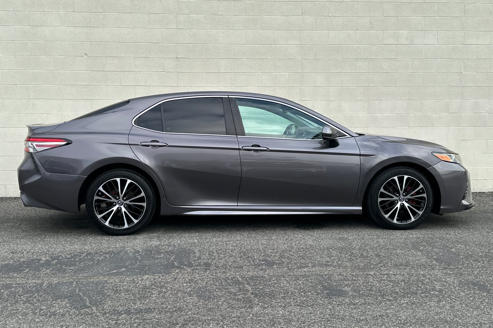 Used 2018 Toyota Camry SE FWD image 3