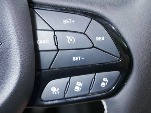 Used 2025 Chrysler Pacifica Limited FWD image 26