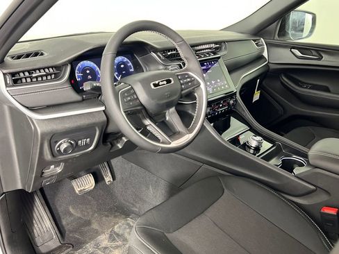 New 2025 Jeep Grand Cherokee Laredo w/ Luxury Tech Group I RWD image 28