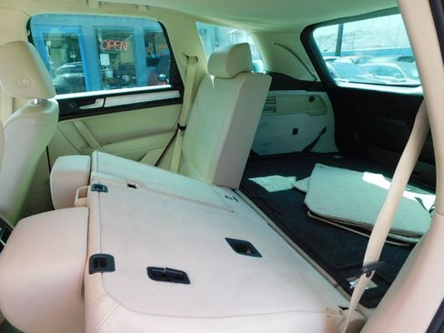Used 2013 Volkswagen Touareg Sport image 28