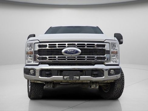 Used 2023 Ford F350 XLT image 3