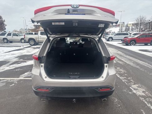 Used 2021 Toyota Venza XLE image 13