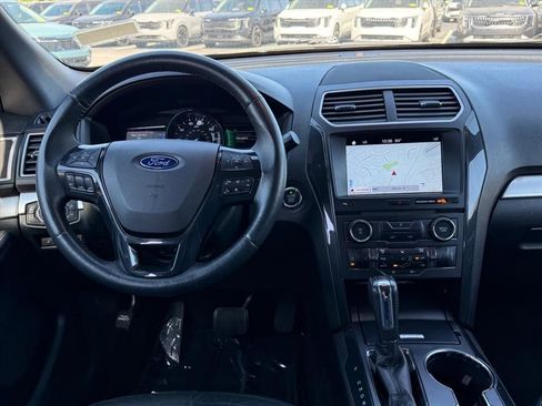 Used 2017 Ford Explorer XLT FWD image 9