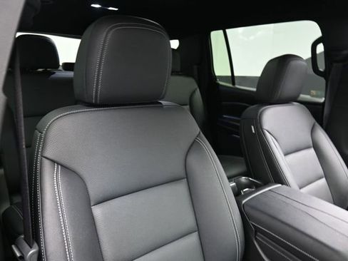 Used 2025 Chevrolet Traverse LT image 28