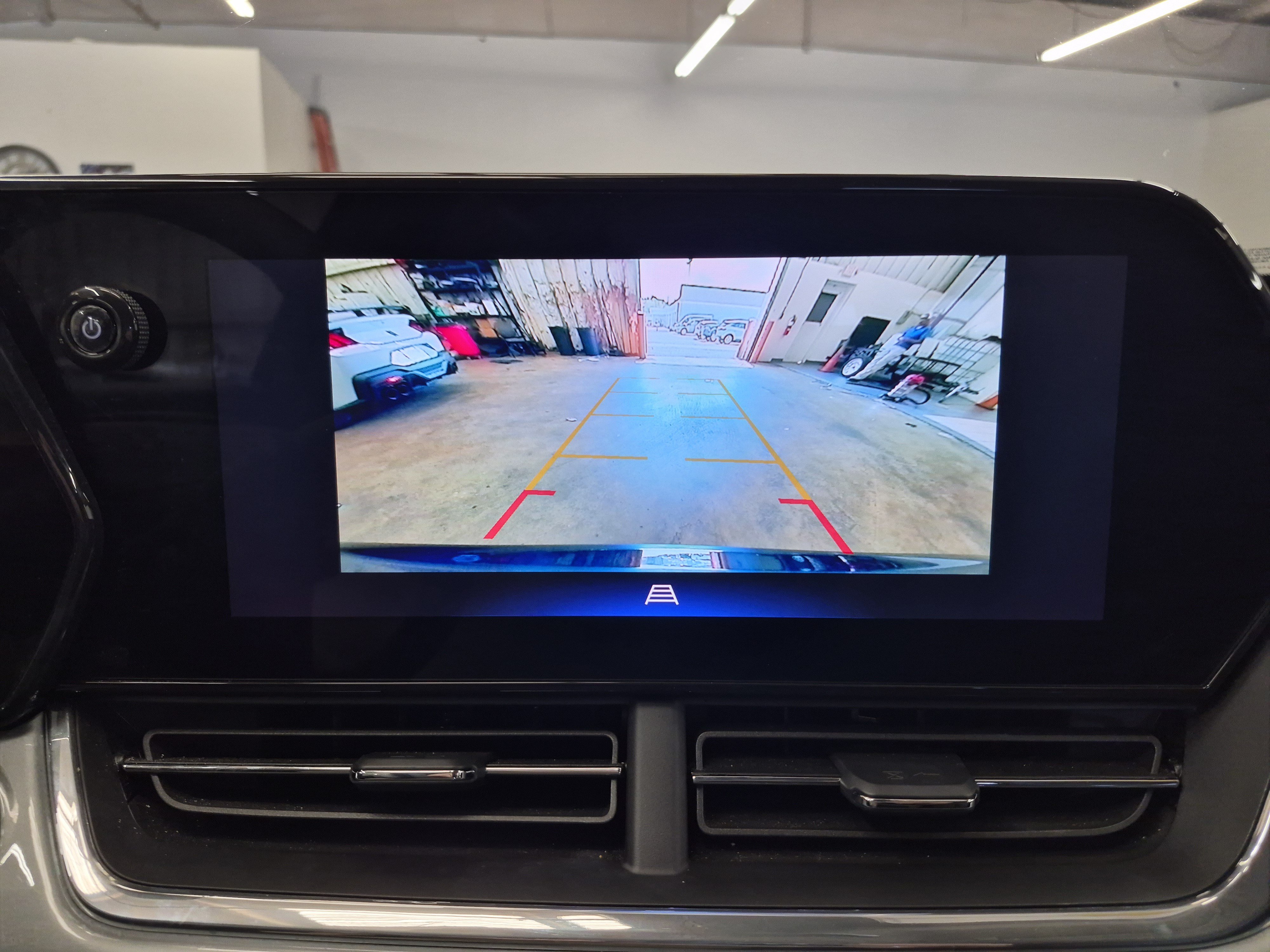 Used 2025 Chevrolet Trax LT FWD image 29