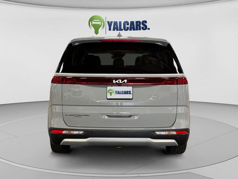 Used 2022 Kia Carnival EX FWD image 4