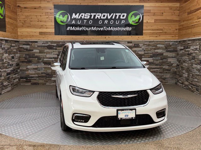 Used 2022 Chrysler Pacifica Limited FWD image 2