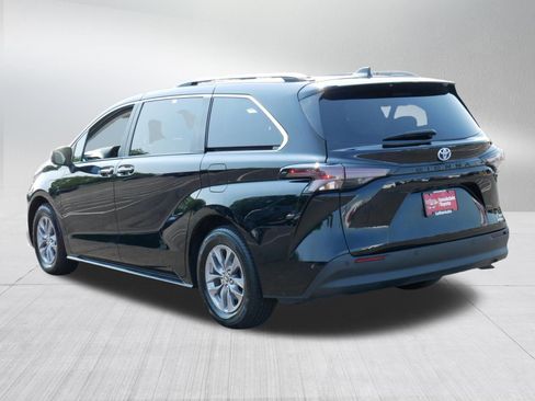 Used 2024 Toyota Sienna XLE FWD image 5