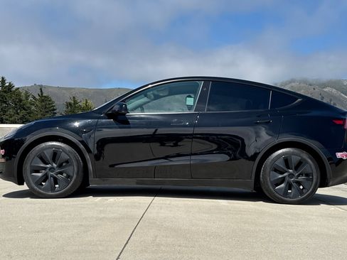 Used 2024 Tesla Model Y Long Range AWD/4WD image 2