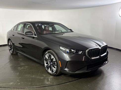 Certified 2025 BMW 540i xDrive AWD/4WD image 3