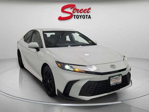 Certified 2025 Toyota Camry SE image 5