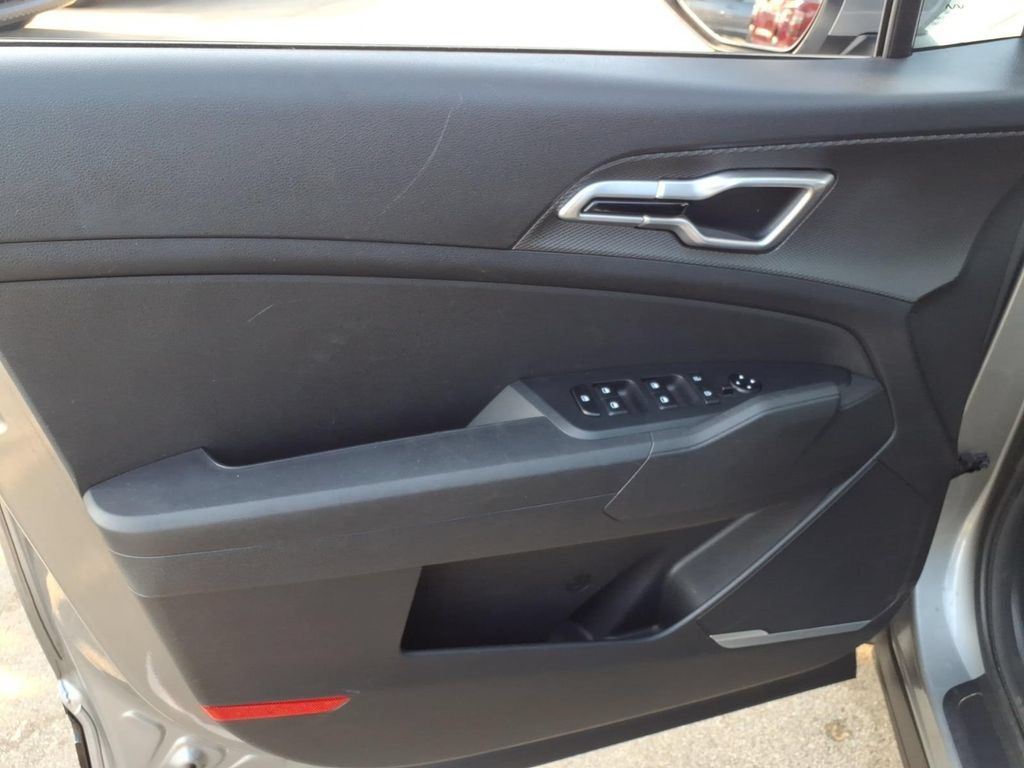 Used 2025 Kia Sportage LX AWD/4WD image 21