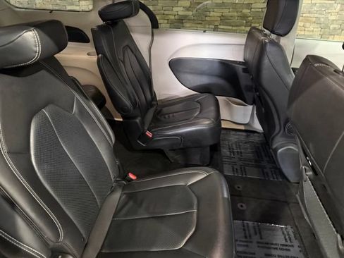 Used 2022 Chrysler Pacifica Touring-L AWD/4WD image 31