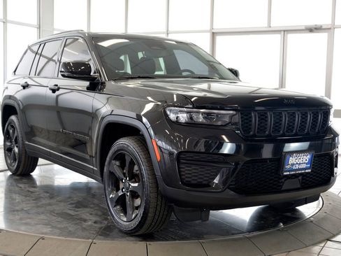 Used 2023 Jeep Grand Cherokee Altitude AWD/4WD image 2