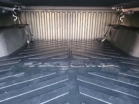 Used 2022 Toyota Tacoma TRD Off-Road image 8