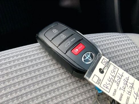 Used 2024 Toyota Highlander LE image 14