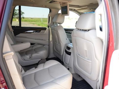 Used 2018 Cadillac Escalade Luxury AWD/4WD image 24