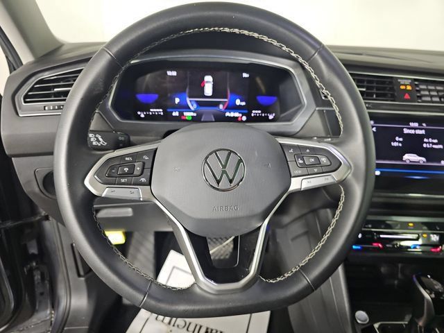 Used 2023 Volkswagen Tiguan SE w/ Panoramic Sunroof Package FWD image 9