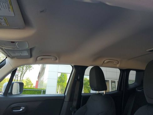 Used 2021 Jeep Renegade Latitude FWD image 16