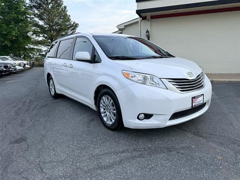 Used 2015 Toyota Sienna XLE Premium FWD image 3