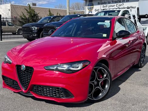 Used 2024 Alfa Romeo Giulia Veloce image 3