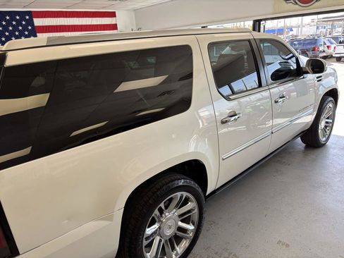 Used 2011 Cadillac Escalade ESV Platinum image 12