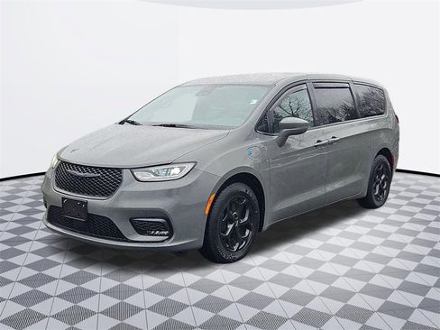 Used 2022 Chrysler Pacifica Touring-L w/ S Appearance Package image 2