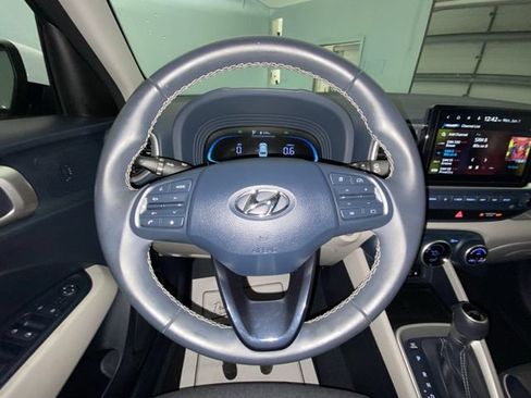 Used 2023 Hyundai Venue Limited FWD image 14