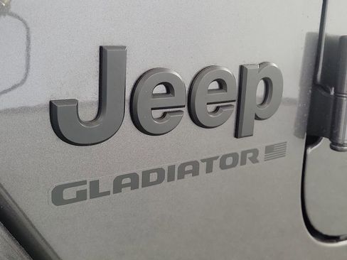 Used 2025 Jeep Gladiator Willys image 8